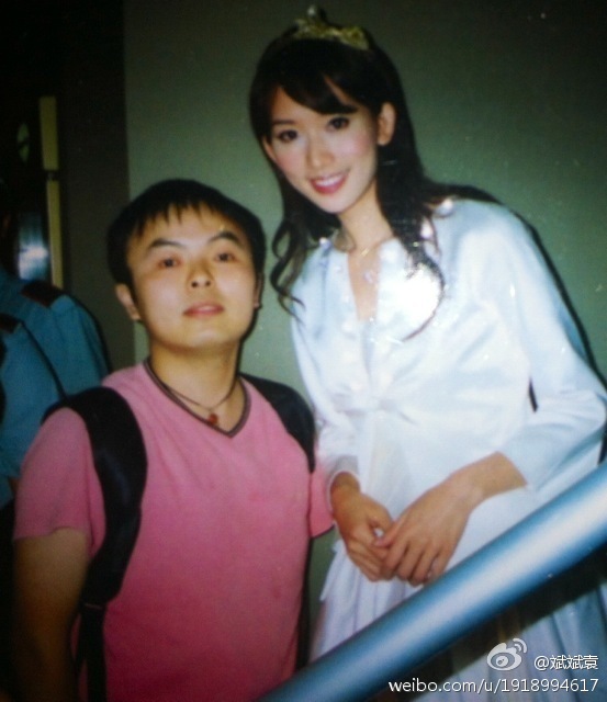 成都“粉絲帝”像做特工一樣追星:半年合影200多明星