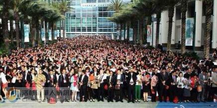 中國7000人旅行團在美國唱國歌升國旗(圖)