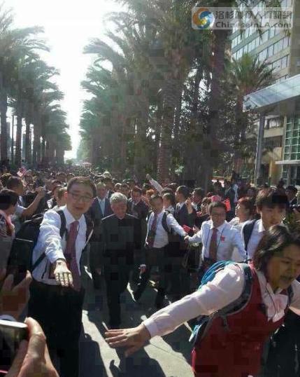 中國7000人旅行團在美國唱國歌升國旗(圖)