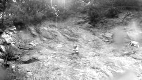 女子疑賭氣爬峭壁 男友施救雙雙被困