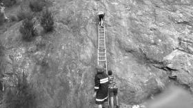 女子疑賭氣爬峭壁 男友施救雙雙被困