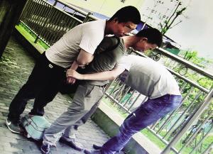 毒販情婦被警方從11樓索降抓獲 驚問我在做夢嗎