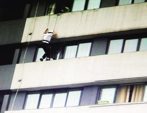 毒販情婦被警方從11樓索降抓獲 驚問我在做夢嗎