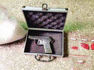 毒販情婦被警方從11樓索降抓獲 驚問我在做夢嗎