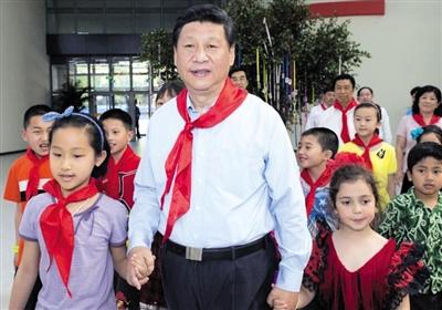 盤點(diǎn)我國領(lǐng)導(dǎo)人過兒童節(jié)：不同年代有不同特色