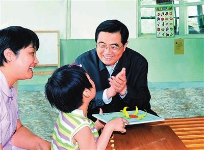 盤點(diǎn)我國領(lǐng)導(dǎo)人過兒童節(jié)：不同年代有不同特色