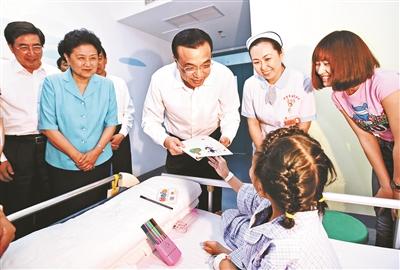 習(xí)近平李克強(qiáng)在京看望少年兒童 共慶國際兒童節(jié)