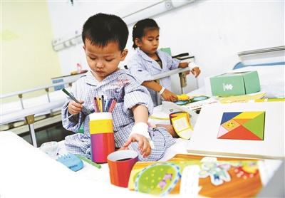 習(xí)近平李克強(qiáng)在京看望少年兒童 共慶國際兒童節(jié)