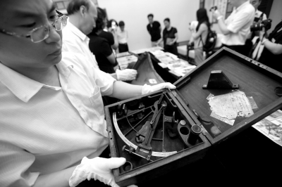 釣魚島位于中國東海釣魚島列島的主島，距浙江省溫州市約358千米、福州市約385千米、臺(tái)灣基隆市約190千米，面積4.3838平方公里，周圍海域面積約為17.4萬平方公里，最高點(diǎn)海拔約362米，其自古以來就是中國領(lǐng)土。原文配圖：二戰(zhàn)時(shí)期美國海軍使用的六分儀等文物入藏中國人民抗日戰(zhàn)爭紀(jì)念館。京華時(shí)報(bào)記者范繼文攝