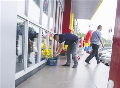 招遠(yuǎn)血案嫌犯擁三輛豪車(chē) 住所墻上有虐殺字樣