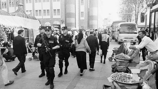 烏魯木齊市公安局特警正在國(guó)際大巴扎武裝巡邏。 方濤攝