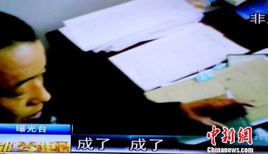 交警爽快答應(yīng)。（視頻截圖）