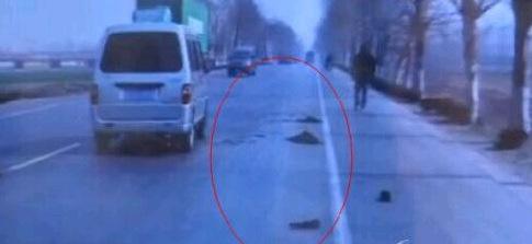 民警趕到現(xiàn)場(chǎng)發(fā)現(xiàn)，一輛黑色帝豪轎車(chē)橫在路邊，車(chē)門(mén)大開(kāi)，死者尸體連同衣物已經(jīng)被過(guò)往車(chē)輛碾壓得血肉模糊。視頻截圖