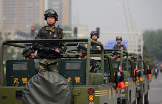 街頭全副武裝的武警