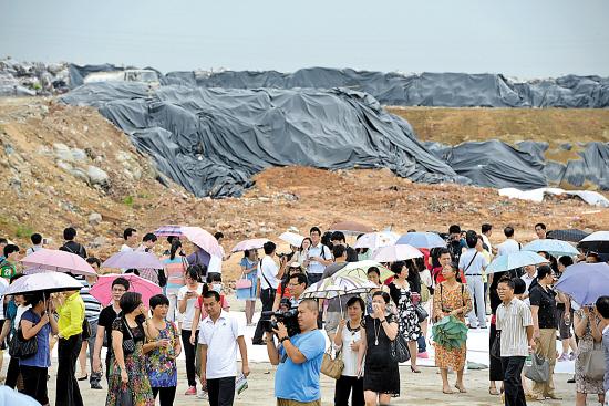 千名校長掩鼻參觀垃圾填埋場 救護車一旁待命