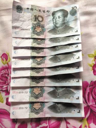 女子午夜打車找零收8張假鈔 手感不及打印紙(圖)