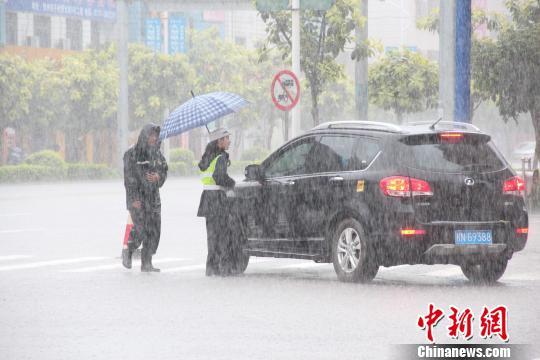 廣西欽州遭特大暴雨襲擊 多條主干道內(nèi)澇嚴(yán)重