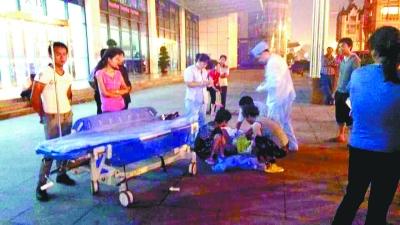 門診樓外，好心人和醫(yī)生一起救助急產(chǎn)孕婦。