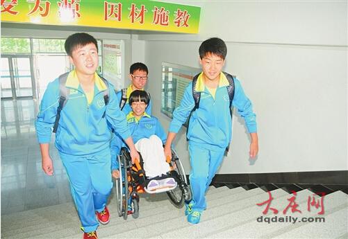 3男生3年間每日接送“輪椅女孩”上下學(xué)(圖)