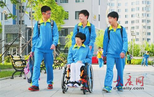 3男生3年間每日接送“輪椅女孩”上下學(xué)(圖)
