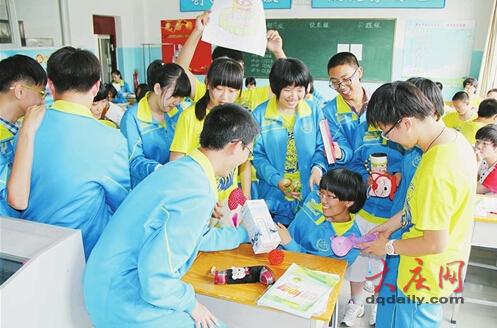 3男生3年間每日接送“輪椅女孩”上下學(xué)(圖)