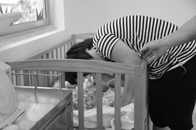 母子情深，生離死別。離開嬰兒島前，母親再次附在孩子身上痛哭。（攝影 宋翠）