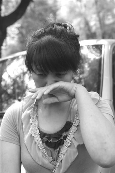 女孩的母親提起此事淚流滿面。