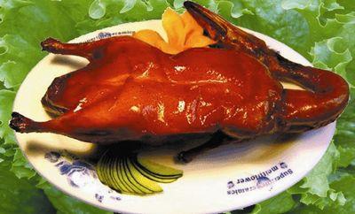 老外吃烤鴨喉嚨被卡 喝醋吞菜不管用手術(shù)取出