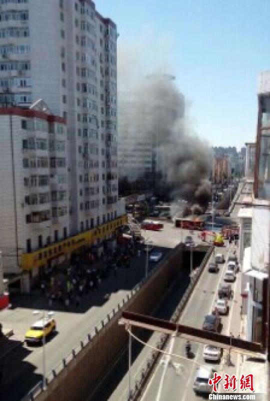 哈爾濱一公交車自燃無傷亡原因待查解培華攝