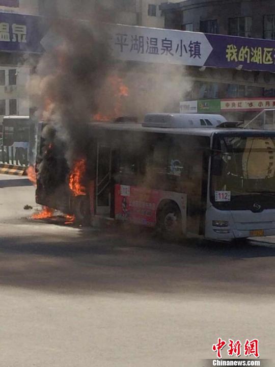 哈爾濱一公交車自燃無傷亡原因待查圖片來自網(wǎng)絡(luò)攝