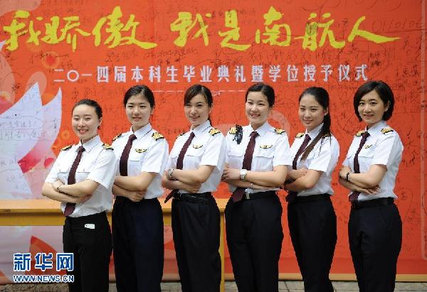 （城鄉(xiāng)熱點(diǎn)）南航首屆女飛行學(xué)員畢業(yè)
