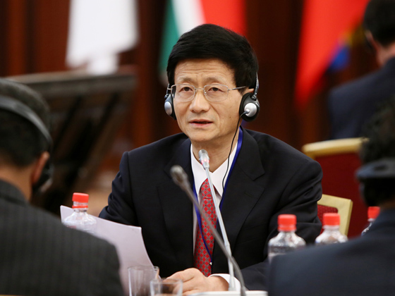 6月19日至20日，中共中央政治局委員、中央政法委書記孟建柱在俄羅斯喀山出席第五屆安全事務(wù)高級代表國際會議，并就加強反恐國際合作、嚴(yán)厲打擊恐怖主義作主旨發(fā)言。