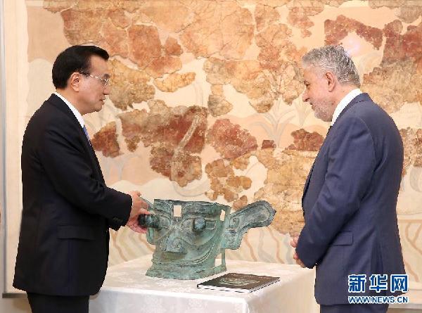 6月21日，國務院總理李克強與希臘總理薩馬拉斯共同出席希臘伊拉克利翁博物館新館開館儀式并發(fā)表講話。這是李克強向伊拉克利翁博物館贈送三星堆出土文物復制品。新華社記者 龐興雷 攝 