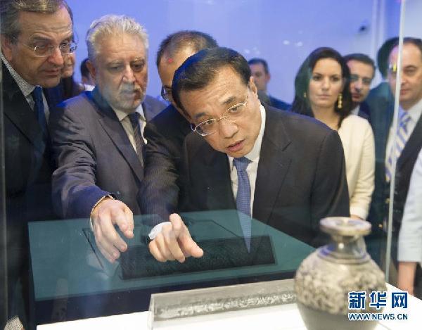  6月21日，國務院總理李克強與希臘總理薩馬拉斯共同出席希臘伊拉克利翁博物館新館開館儀式并發(fā)表講話。這是李克強在參觀博物館展品。新華社記者 黃敬文 攝 