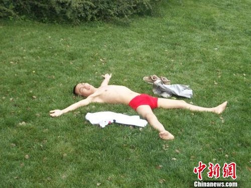 絕癥大學生草坪裸曬欲曬死癌細胞 路人:不靠譜