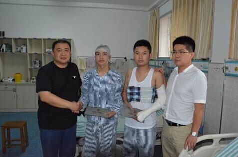 王冰向奪刀少年“贈慰問金”