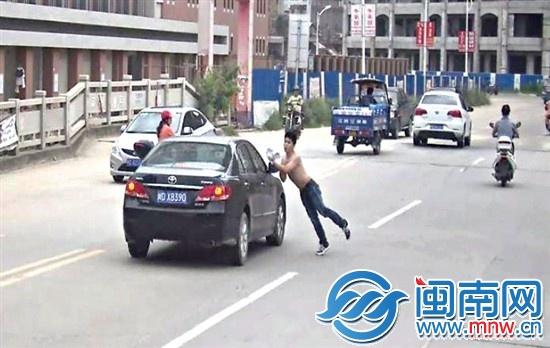 22歲小伙4次飛身撞車自殘 與老爸吵架求關心