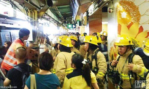 港鐵上水站一列車(chē)冒煙近700名乘客受影響