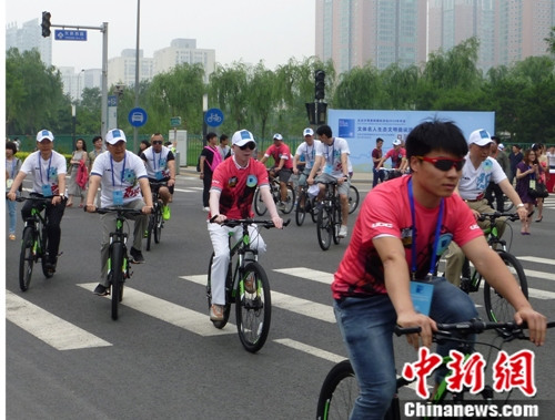 馮小剛等文體名人參加騎行活動(dòng)倡導(dǎo)生態(tài)文明（圖）