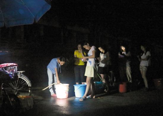 廣州大學(xué)城多所高校齊停電 或因供電超負(fù)荷(圖)