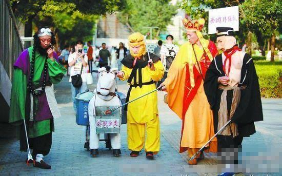 4名北漂群眾演員扮成唐僧師徒街頭撿垃圾(圖)