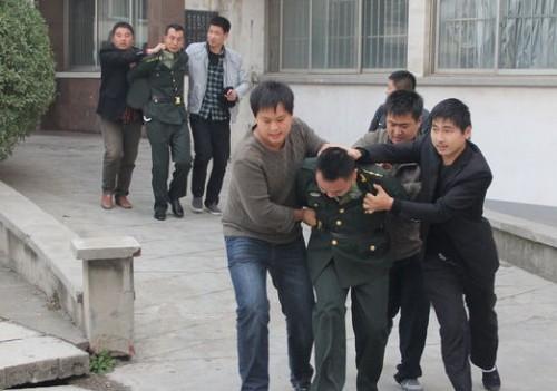 男子假冒"軍情站長(zhǎng)"行騙進(jìn)賬千萬(wàn) 官員為其牽線