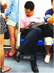 男子被曝地鐵內(nèi)摸女孩屁股 昨現(xiàn)身否認(rèn)(圖)