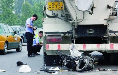 男子被水泥罐車撞倒當(dāng)場(chǎng)死亡 疑因罐車存盲區(qū) 