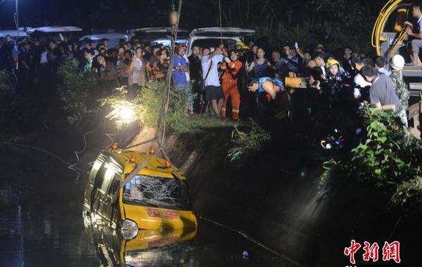 7月10日下午5時(shí)許，湖南湘潭市雨湖區(qū)響塘鄉(xiāng)金橋村樂樂旺幼兒園所屬園車，在送幼兒回家途中，途徑湘潭市交界的長沙市岳麓區(qū)干子村時(shí)，翻入水庫。此事故共致11人遇難，包括8名幼兒和3位成人。圖為三位打撈人員正在將繩索捆綁于起重機(jī)上拉出事故車輛。