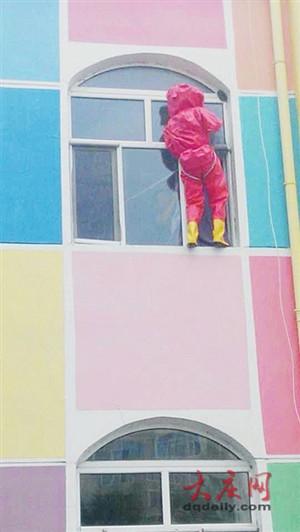 黑龍江幼兒園發(fā)現(xiàn)23個馬蜂窩 消防員花半天清理