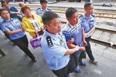 男子身負(fù)命案逃亡十年被抓 押解回鄉(xiāng)嘆母親已老