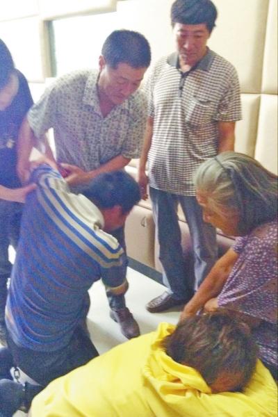 男子身負(fù)命案逃亡十年被抓 押解回鄉(xiāng)嘆母親已老