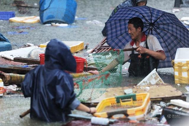 貴州貴陽暴雨致水產(chǎn)市場被淹 商戶圍堵?lián)启~(圖)