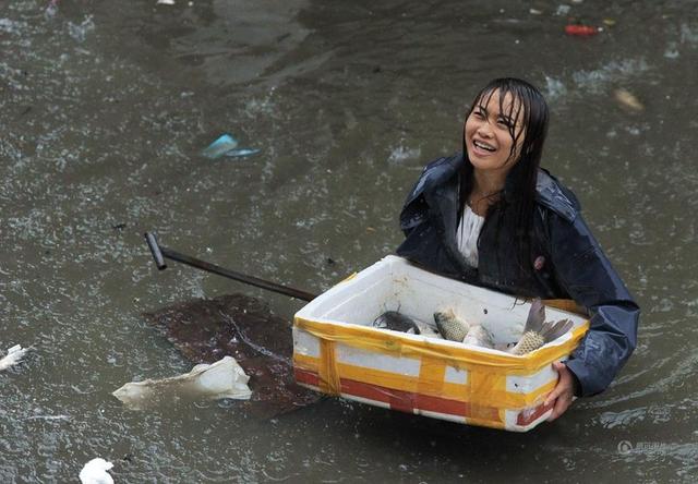 貴州貴陽暴雨致水產(chǎn)市場被淹 商戶圍堵?lián)启~(圖)